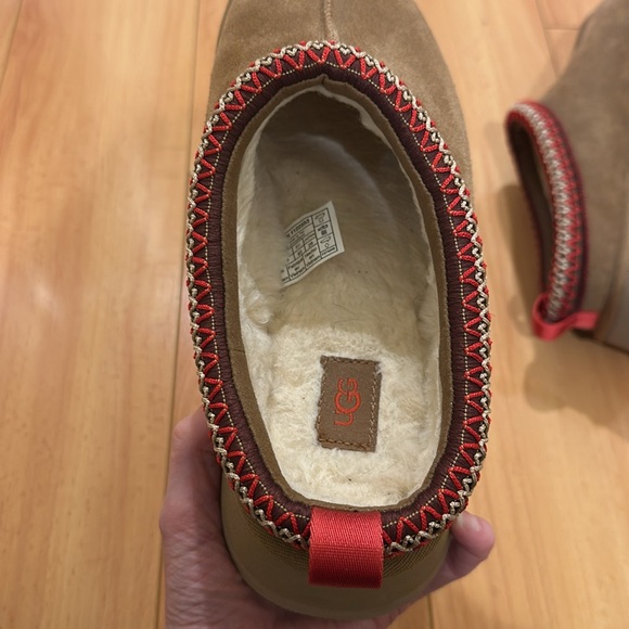 UGG Tazz Platform Slippers, Red Detailing - Picture 4 of 7